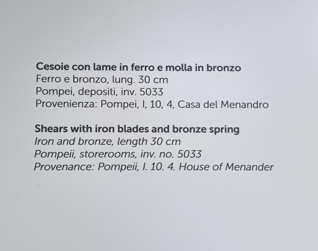 I.5.2 Pompeii. December 2023. 
Descriptive notice-card, on display in tannery, but provenanced from I.10.16, room 43. Photo courtesy of Miriam Colomer.
