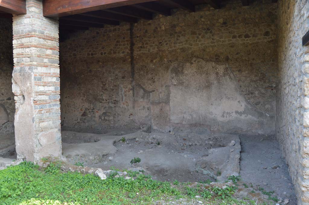 I.5.2 Pompeii. October 2017. Looking south across industrial room, towards south-west corner.
Foto Taylor Lauritsen, ERC Grant 681269 DÉCOR.