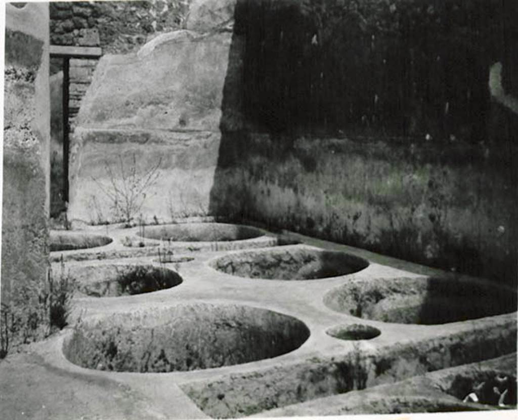 10502-warscher-codex-123-3-640.jpg
I.5.2 Pompeii. 1936, taken by Tatiana Warscher. Looking towards north-east corner of industrial room. See Warscher T., 1936. Codex Topographicus Pompeianus: Regio I.1, I.5. Rome: DAIR, whose copyright it remains.