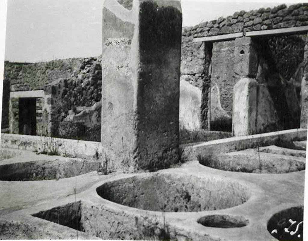 10502-warscher-codex-123-1-640.jpg
I.5.2 Pompeii. 1936, taken by Tatiana Warscher. Looking towards north-west side of industrial area. See Warscher T., 1936. Codex Topographicus Pompeianus: Regio I.1, I.5. Rome: DAIR, whose copyright it remains. (no.28)
