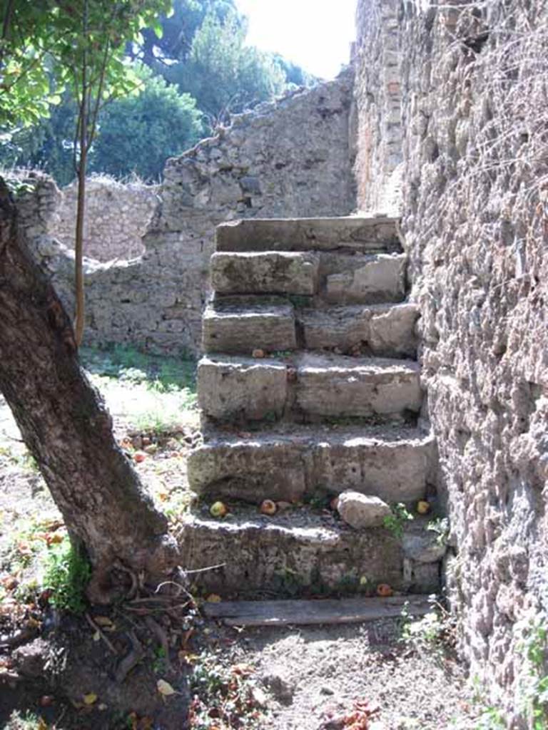 I.5.2 Pompeii. September 2010. Steps, leading up to triclinium area, looking west. Photo courtesy of Drew Baker.