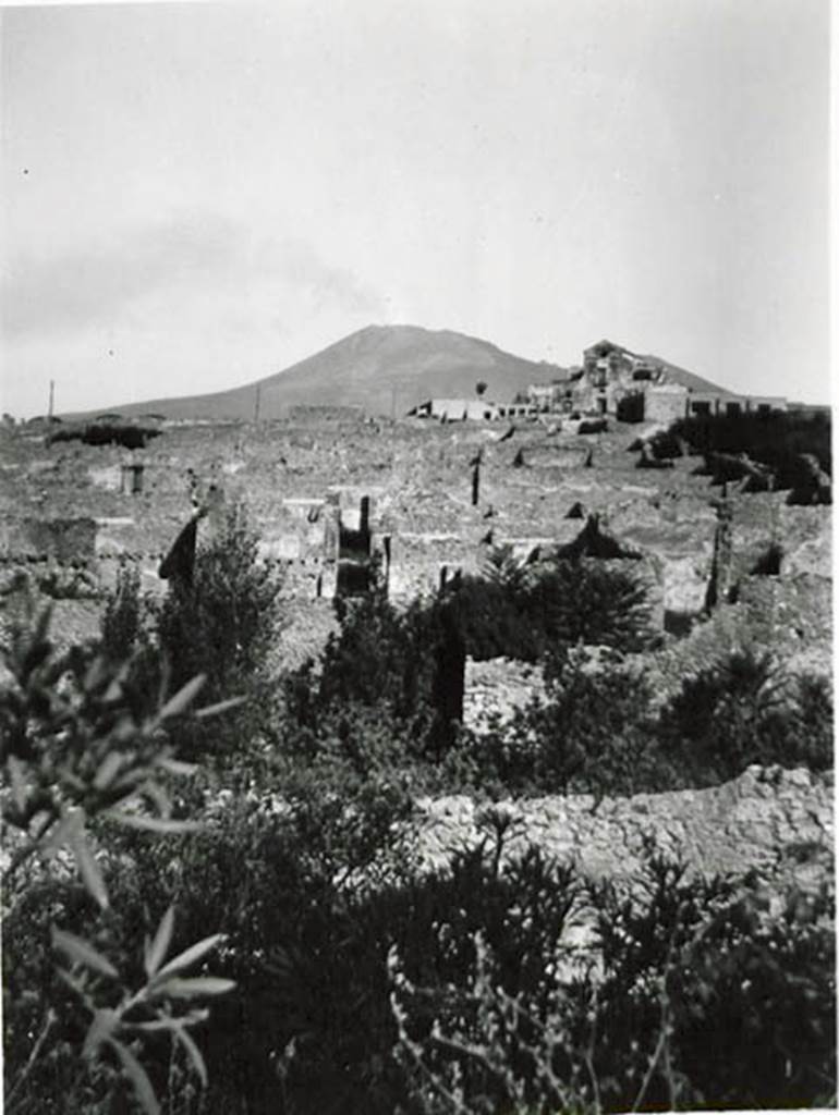 10502-warscher-codex-139-640.jpg
I.5.2 Pompeii. 1936, taken by Tatiana Warscher. Looking north. Warscher described this photo as “The photo was taken from the south wall of the city. In the central zone, the spacious garden “m” can be seen. The spacious “m” is now filled with trees. Perhaps in the ancient city it was a garden where the plants that were necessary for the occupation were grown”. See Warscher T., 1936. Codex Topographicus Pompeianus: Regio I.1, I.5. Rome: DAIR, whose copyright it remains (no.34)