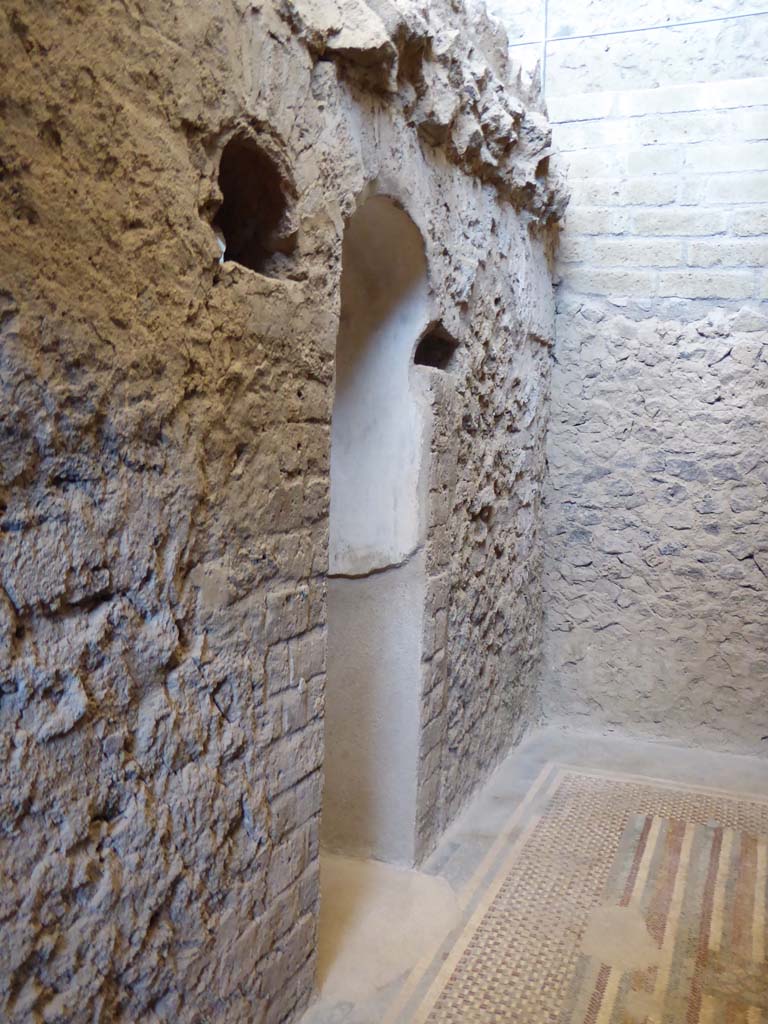 I.6.2 Pompeii. September 2017. 
Arched doorway to frigidarium in north wall of anteroom, apodyterium or changing room.
Foto Annette Haug, ERC Grant 681269 DÉCOR.
