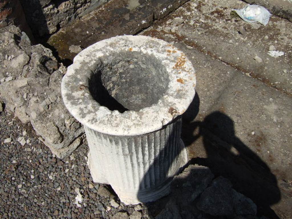 I.6.2 Pompeii. May 2006. Puteal over cistern shaft.
