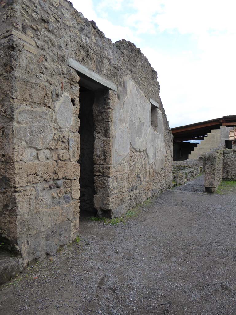 I.6.2 Pompeii. January 2017. 
Looking south along east side of atrium, with doorway to small room, in centre.
Foto Annette Haug, ERC Grant 681269 DÉCOR.