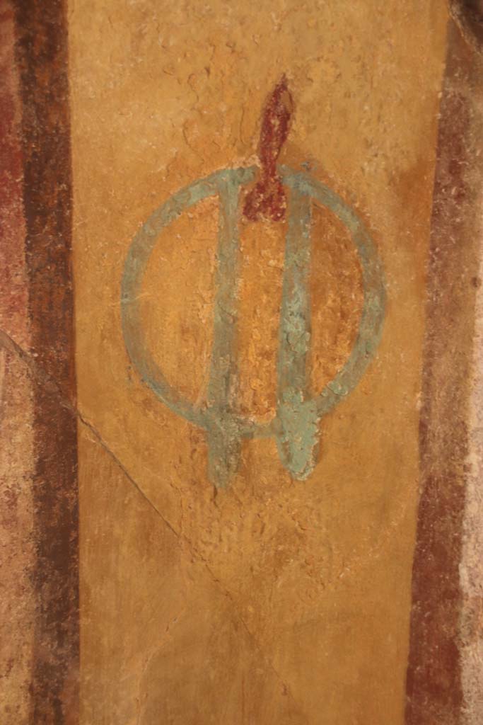 I.6.2 Pompeii. September 2019. Detail of painted decoration from west end of south wall. 
Photo courtesy of Klaus Heese.
