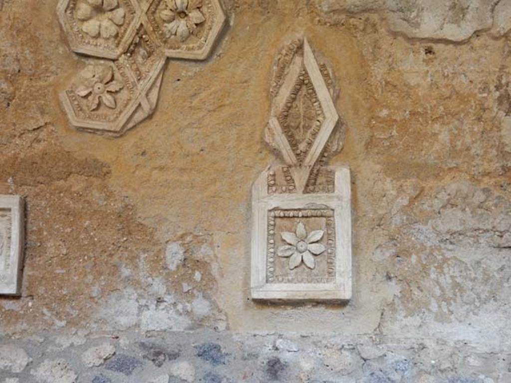 I.6.2 Pompeii. May 2016. Detail from stucco on ceiling above north wall of north wing. Photo courtesy of Buzz Ferebee.
