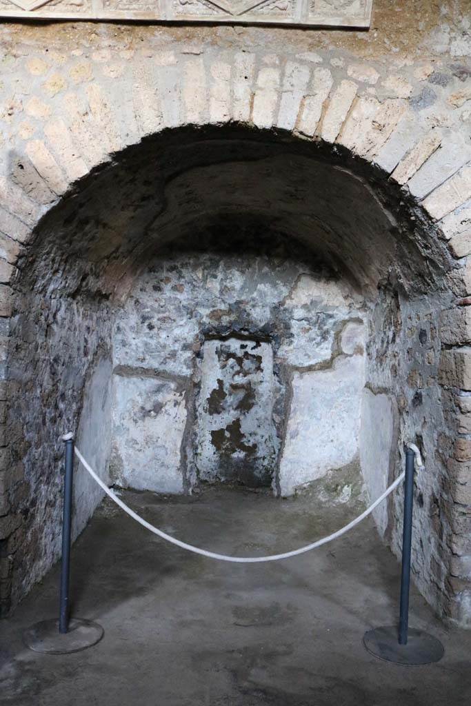 I.6.2 Pompeii. December 2018. 
Alcove in north wall of north wing of cryptoporticus. Photo courtesy of Aude Durand.