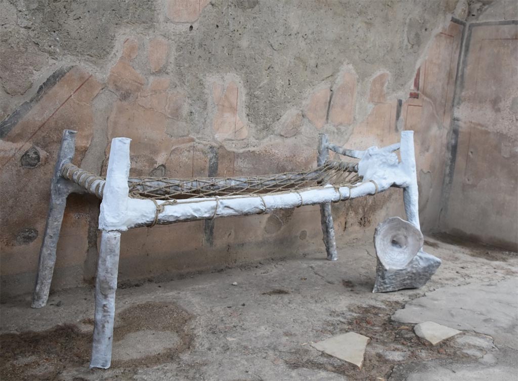 I.6.3 Pompeii. December 2023. Detail of a slave’s cot against west wall. 
According to PAP this represents the living conditions of 80% of the people of Pompeii.
Photograph © Parco Archeologico di Pompei.
See PAP press release: Aspettando la mostra l'altra Pompei nel sito un letto che racconta la vita degli ultimi