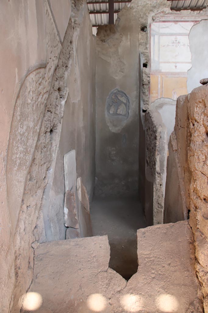 I.6.4 Pompeii. October 2022.
Doorway to room 3, detail of site of staircase to upper floor. Photo courtesy of Klaus Heese.