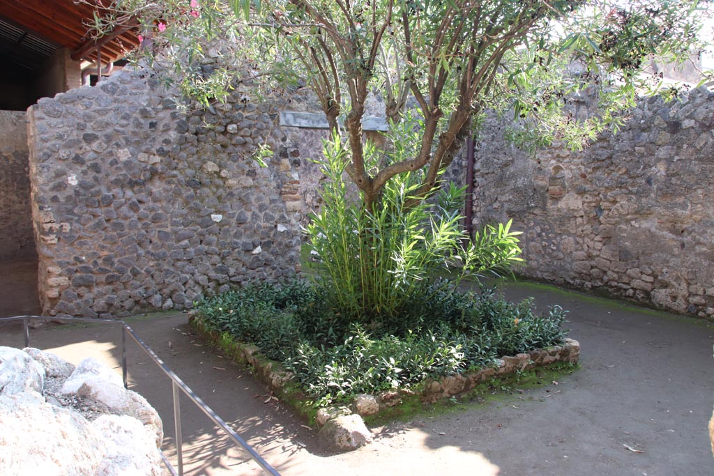 I.6.4 Pompeii. October 2022. Room 9, looking south-west across garden area. Photo courtesy of Klaus Heese.