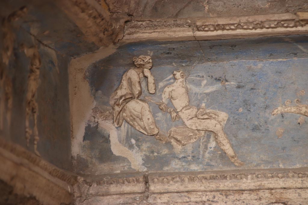 I.6.4 Pompeii. October 2023. Room 16, Hector battles with Achilles.
Hera and Aphrodite assisting the battle from the cliffs of Mt. Olympus. Detail from frieze on south wall at east end. 
Photo courtesy of Klaus Heese.