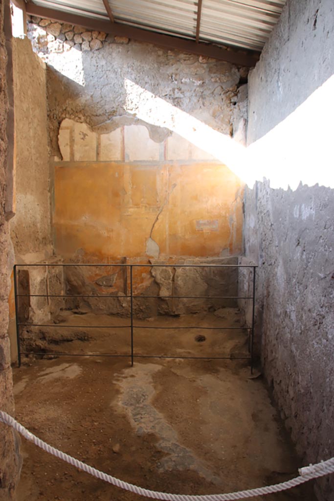 I.6.4 Pompeii. October 2022. 
Room 17, looking through doorway towards north wall. Photo courtesy of Klaus Heese.