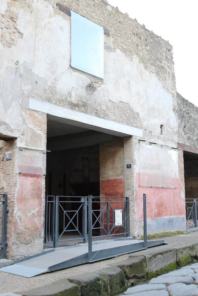 I.6.7 Pompeii. December 2018. 
Entrance doorway on south side of Via dell’Abbondanza. Photo courtesy of Aude Durand.