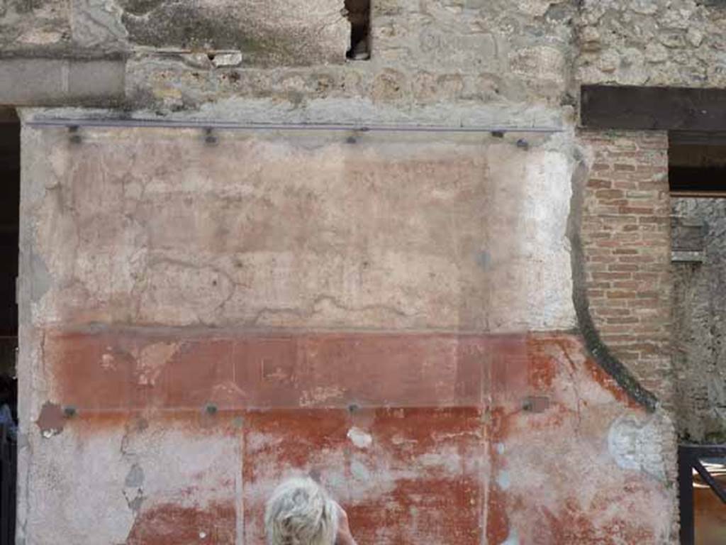 I.6.7 Pompeii. May 2010. Painted graffiti on west (right) side of entrance doorway.  According to Varone and Stefani, on the west side of the entrance were many painted electoral recommendations:
CIL IV 7164, 7165, 7168, 7172, 7166, 7167, 7169, 7173 and 7171. 
The only part still visible is a small portion of CIL IV 7166 on the upper right. See Varone, A. and Stefani, G., 2009. Titulorum Pictorum Pompeianorum, Rome: L’erma di Bretschneider, (pp.57-62)
According to Epigraphik-Datenbank Clauss/Slaby (See www.manfredclauss.de) these would have read as –
Holconium  Priscum  II vir(um)  fullones  universi  rog(ant)     CIL IV 7164
(translated by Cooley as: The fullers all ask for Holconius Priscus as duumvir.
See Cooley, A. and M.G.L., 2004. Pompeii : A Sourcebook. London : Routledge. (p117, F20, CIL 7164)
A(ulum)  Vettium  Felicem
aed(ilem)  o(ro)  v(os)  f(aciatis)     CIL IV 7165
L(ucium)  Popidium  L(uci)  f(ilium)  Ampliatum  aed(ilem)  o(ro)  v(os)  f(aciatis)     CIL IV 7168
Popidium  Secundum
aed(ilem)  Stephanus rog(at)    CIL IV 7172
L(ucium)  Popidium  Secundum  aed(ilem)  o(ro)  v(os)  f(aciatis)    CIL IV 7166
C(aium)  Iulium  Polybium  II vir(um)  i(ure)  d(icundo)  Spec(u)la     CIL IV 7167
Nonium  aed(ilem)    CIL IV 7169
C(aium)  Calventium  Sittium  Magnum  II vir(um)  i(ure)  d(icundo)  o(ro)  v(os)  f(aciatis)    CIL IV 7173
Veiento[nem    CIL IV 7171