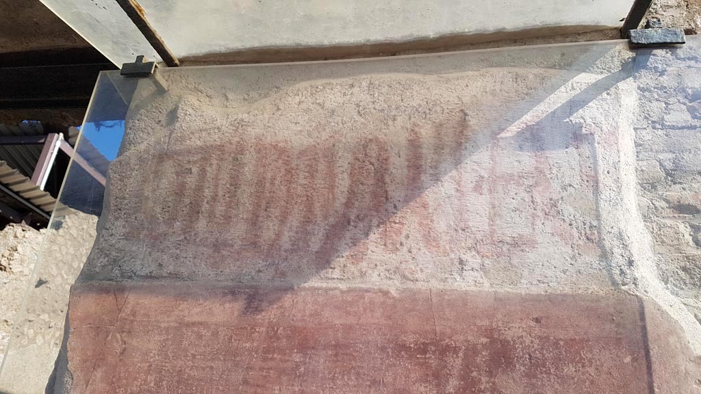 I.6.7 Pompeii. August 2023. Painted graffito on the west side of the entrance doorway. Photo courtesy of Maribel Velasco.