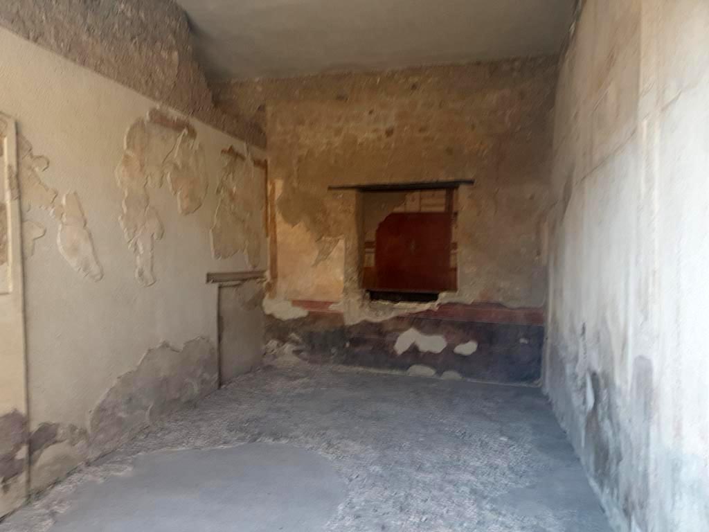 I.6.7 Pompeii. August 2023. 
Looking north in triclinium in the south-east corner, from the garden area. Photo courtesy of Maribel Velasco.