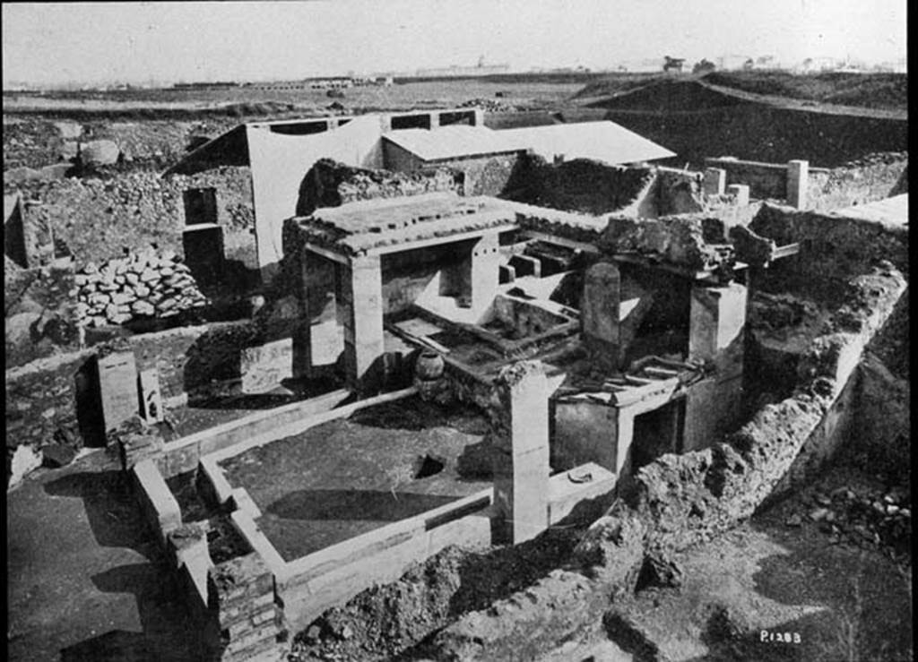 I.6.7 Pompeii. Photo by Spinazzola. Looking south-east across rear garden towards area with vats in rear south-east corner of fullery. Used with the permission of the Institute of Archaeology, University of Oxford. File name instarchbx202im 058. Source ID. 44532.