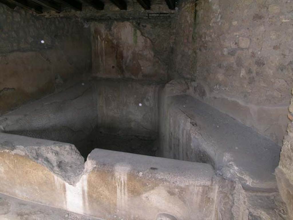 I.6.7 Pompeii. June 2006. Rear vat. Photo courtesy of Nicolas Monteix.
