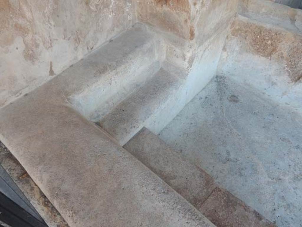 I.6.7 Pompeii. May 2016. Detail of front north-east corner of front vat. Photo courtesy of Buzz Ferebee.