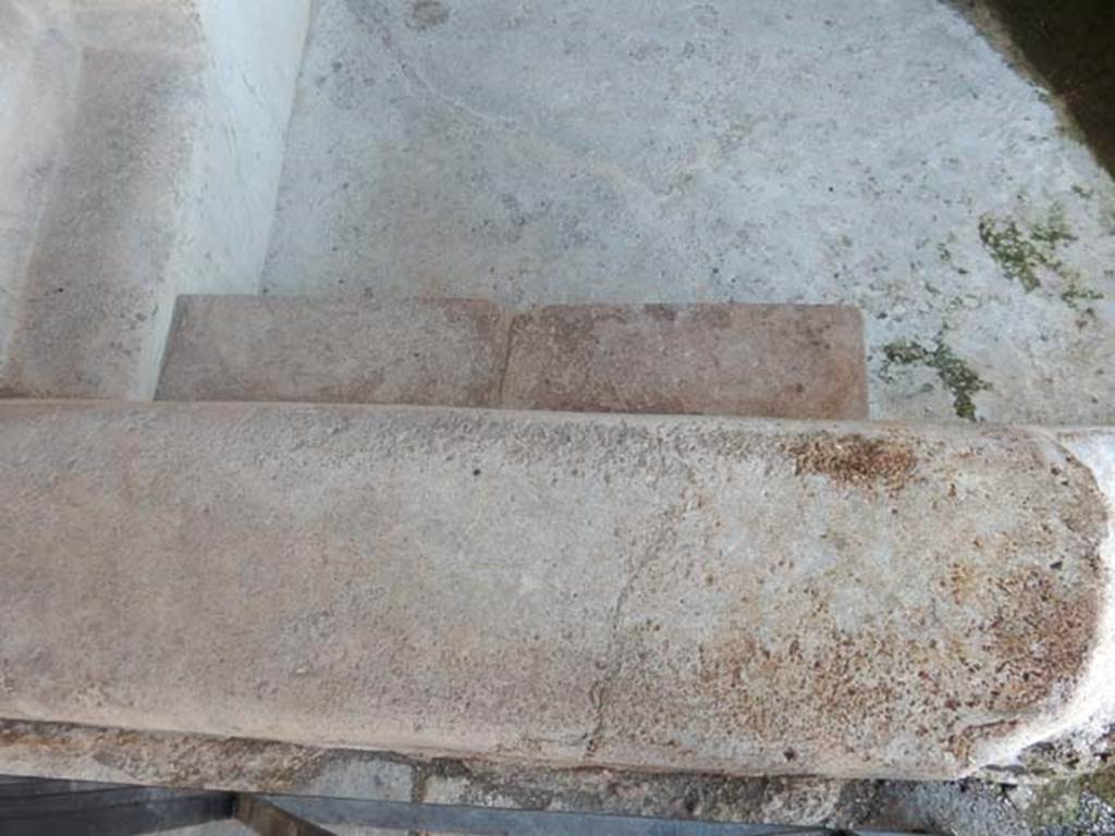 I.6.7 Pompeii. May 2016. Detail of front north-east corner of front vat. Photo courtesy of Buzz Ferebee.