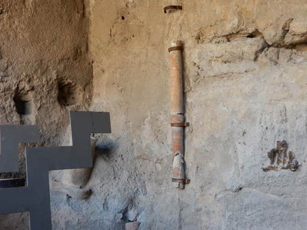 I.6.7 Pompeii. May 2016. Remains of downpipe against south wall in kitchen. 
Photo courtesy of Buzz Ferebee.