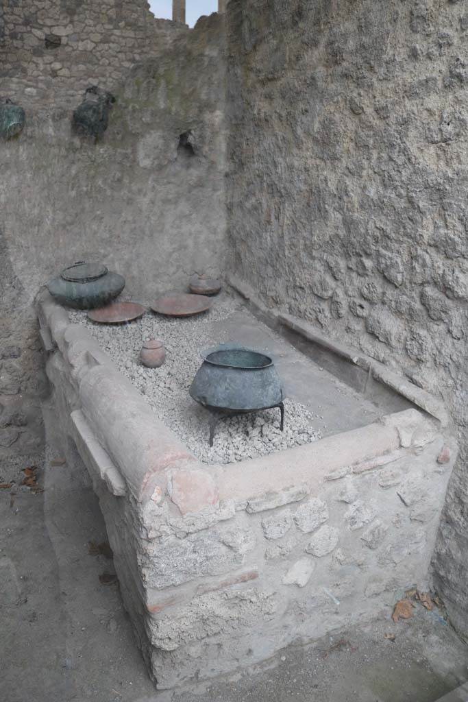 I.6.7 Pompeii. December 2018. 
Hearth in kitchen with household utensils. Photo courtesy of Aude Durand.