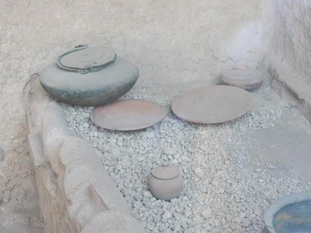 I.6.7 Pompeii. May 2017. Household pots and plates displayed on top of hearth. 
Photo courtesy of Buzz Ferebee.