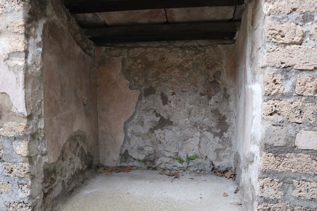 I.6.7 Pompeii. December 2018. 
Looking east into small covered area on east side of passageway from kitchen. Photo courtesy of Aude Durand.