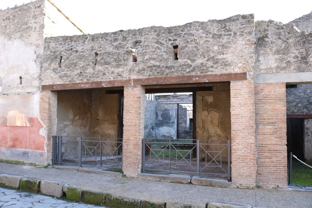 I.6.8 and I.6.9, in centre, Pompeii. December 2018. 
Entrance doorways on south side of Via dell’Abbondanza. Photo courtesy of Aude Durand