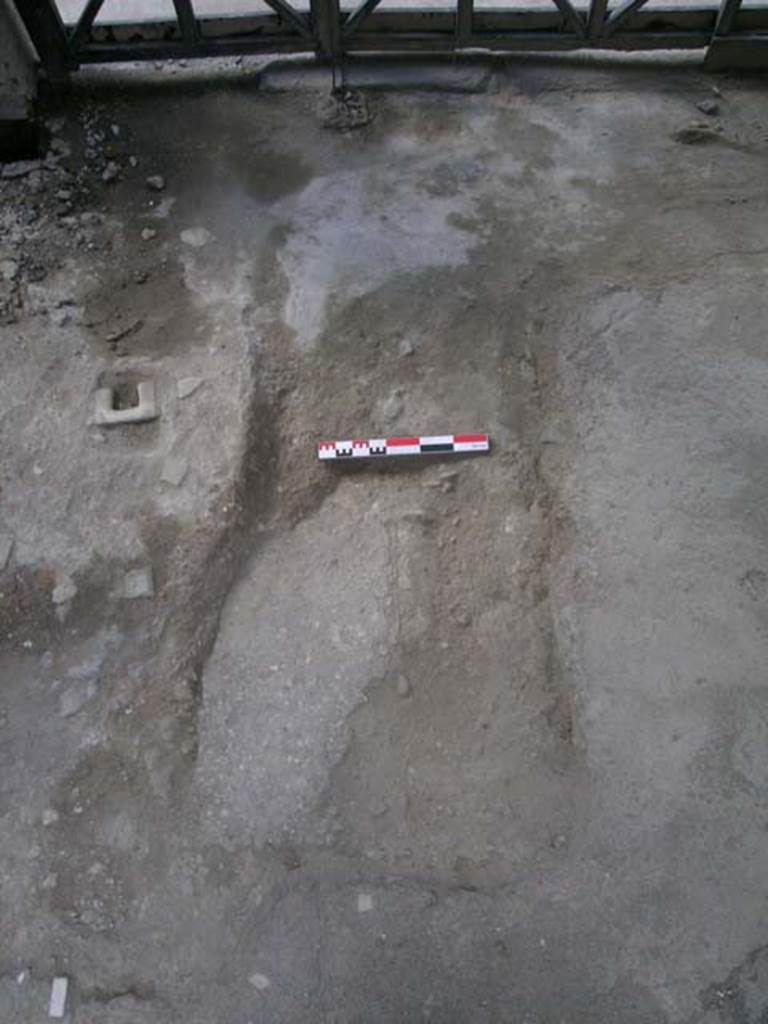 I.6.9 Pompeii. June 2006. Looking north across shop-room floor. Photo courtesy of Nicolas Monteix.