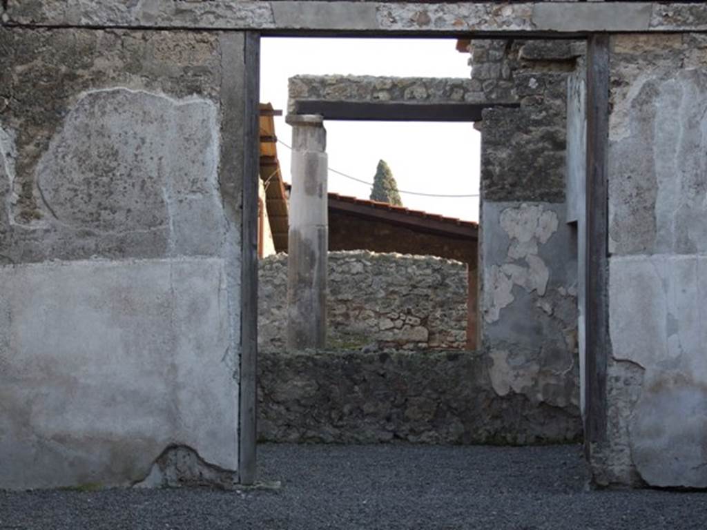 I.6.9 Pompeii. December 2007.  Looking from the atrium at the tablinum which has a window overlooking the peristyle.