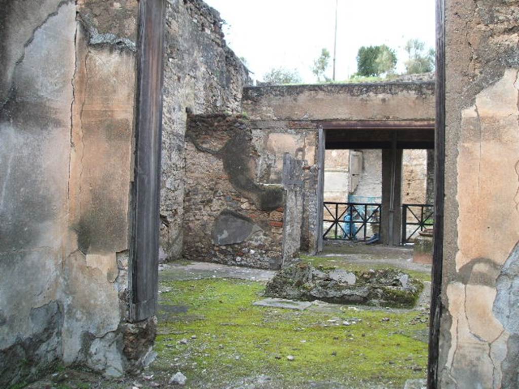 I.6.9 Pompeii. December 2004. 
Looking north from tablinum across atrium towards front and I.6.8, photo taken from rear of house.