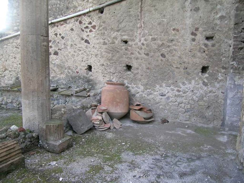 I.6.9 Pompeii. October 2004. Looking west across peristyle. Photo courtesy of Nicolas Monteix.