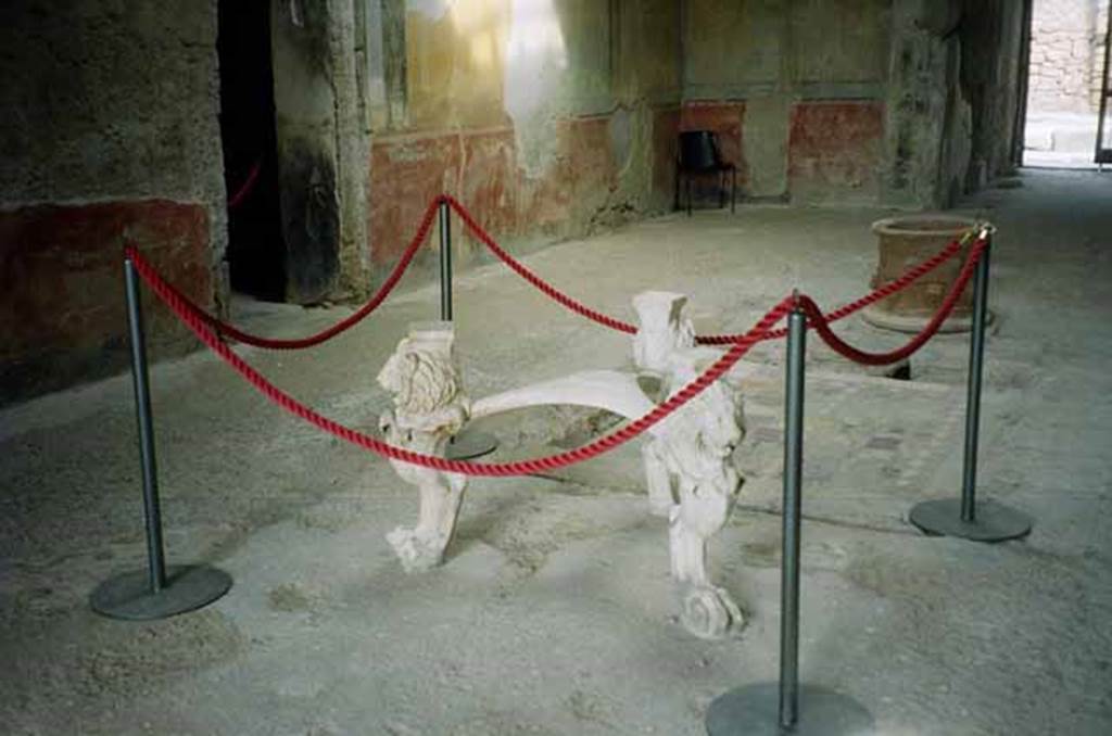 I.6.11 Pompeii. May 2010. Atrium, looking north-west to entrance.  
Impluvium with marble tripod table legs and puteal.  Photo courtesy of Rick Bauer.