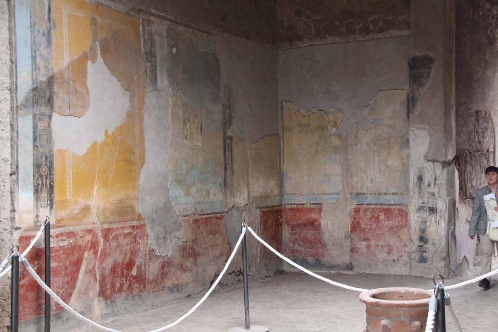 I.6.11 Pompeii. April 2014. Looking towards north-west corner of atrium, with entrance doorway, on right.
Photo courtesy of Klaus Heese.
