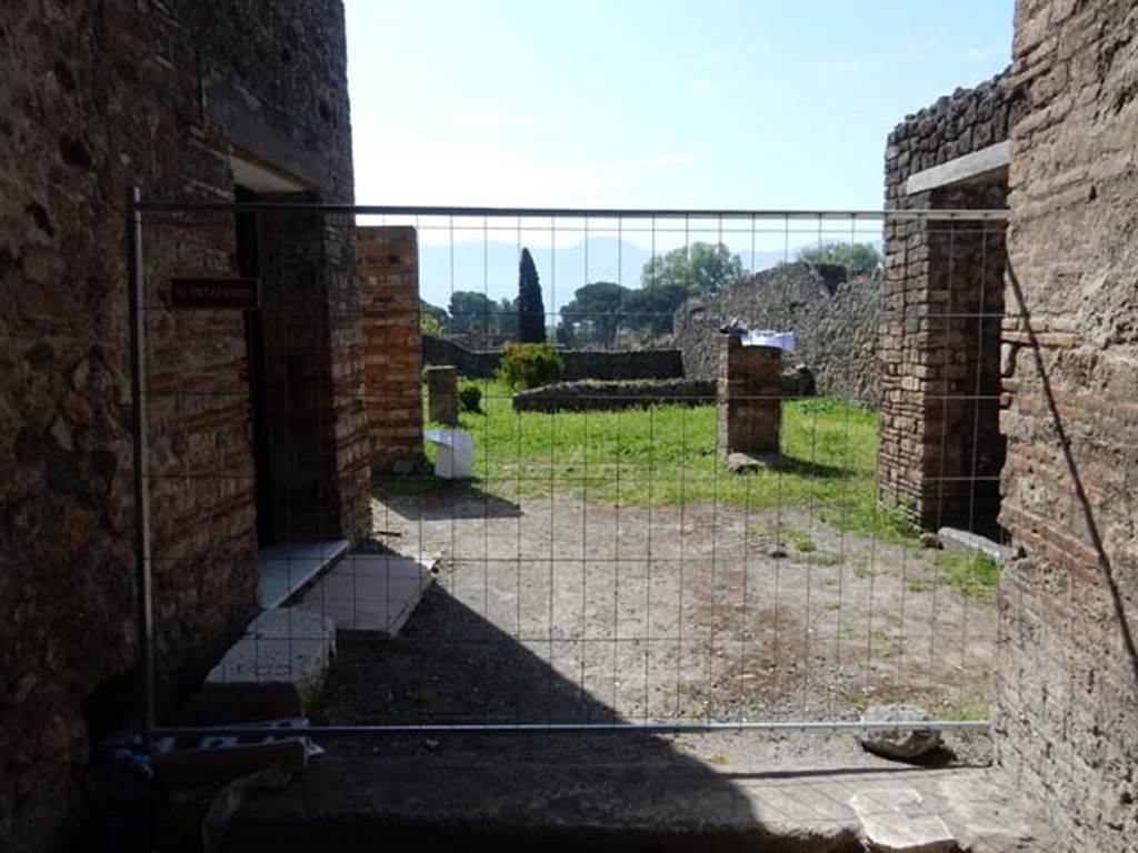 I.6.11 Pompeii. May 2015.  South side of tablinum, looking onto peristyle garden. Photo courtesy of Buzz Ferebee.