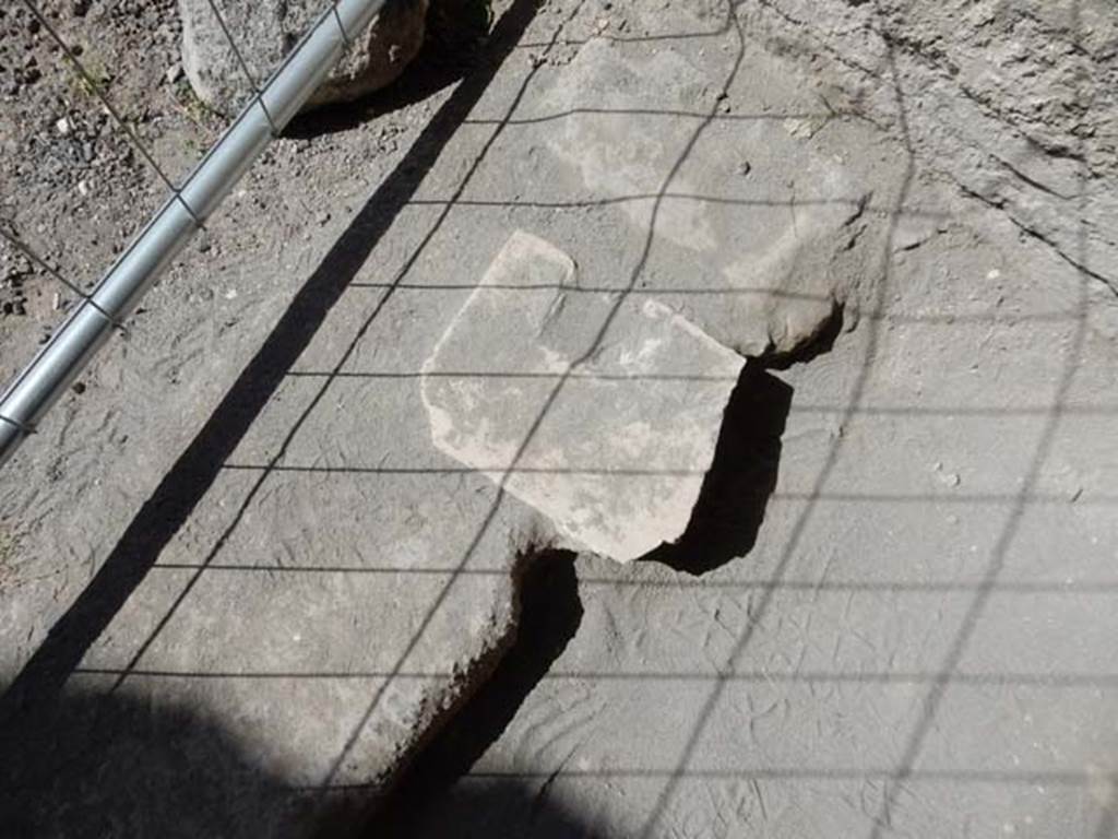 I.6.11 Pompeii. May 2015.  Door socket on west side of doorway on south side of tablinum, looking onto peristyle garden.  Photo courtesy of Buzz Ferebee.