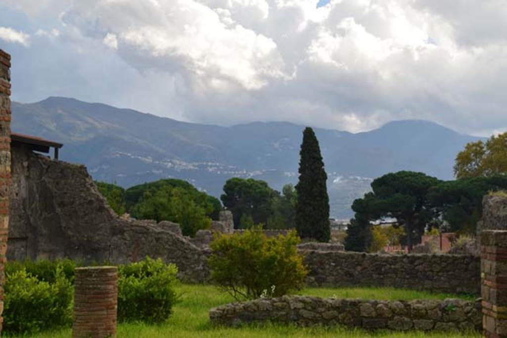 I.6.11 Pompeii. November 2014. Looking south across peristyle garden. Photo courtesy of Marie Schulze.