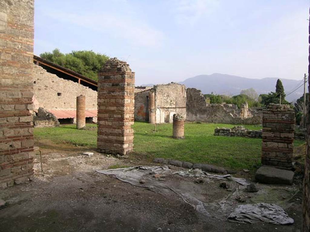 I.6.11 Pompeii. October 2004. Looking south-east across peristyle garden. Photo courtesy of Nicolas Monteix
