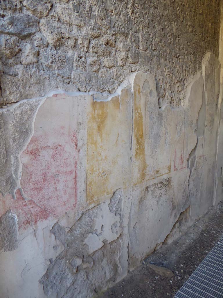 I.6.11 Pompeii. January 2017.
Detail of remaining painted decoration on east wall of entrance corridor/fauces.
Foto Annette Haug, ERC Grant 681269 DÉCOR.