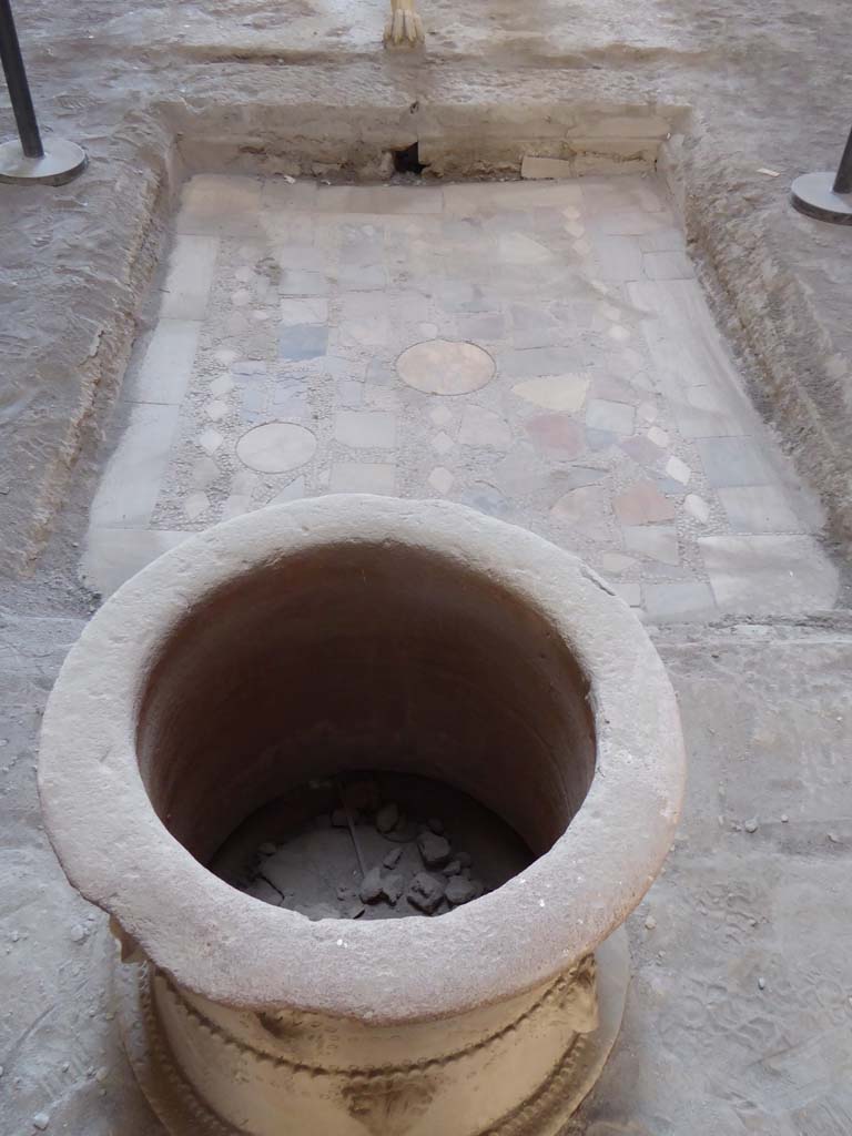 I.6.11 Pompeii. September 2015. Puteal on north side of impluvium in atrium, looking south.
Foto Annette Haug, ERC Grant 681269 DÉCOR.