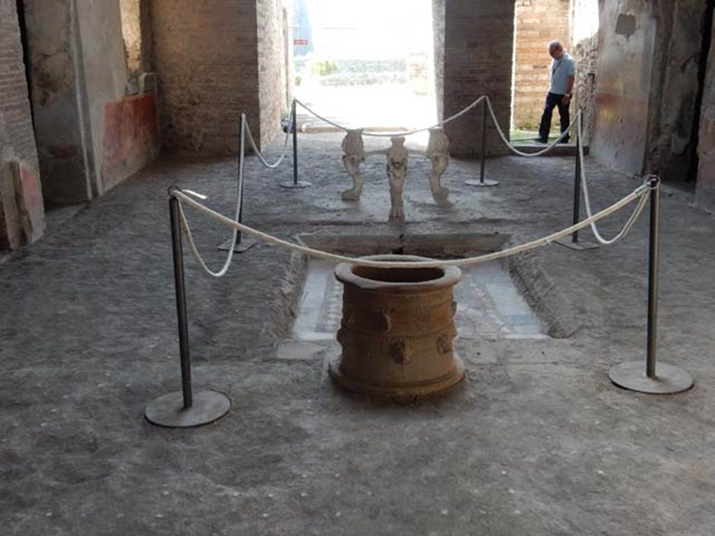 I.6.11 Pompeii. May 2015. Looking south across atrium with impluvium and puteal. 
Photo courtesy of Buzz Ferebee.