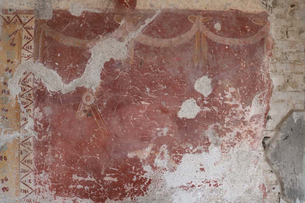 I.6.12 Pompeii. December 2018. 
Detail of painted decoration from centre of south wall, at side of doorway. Photo courtesy of Aude Durand.