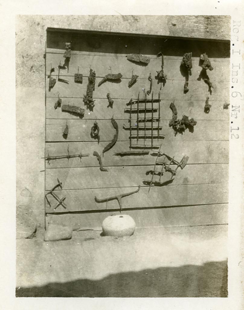 I.6.12 Pompeii, according to Warsher. Pre-1937-39. Display items.
Photo courtesy of American Academy in Rome, Photographic Archive. Warsher collection no. 1854.