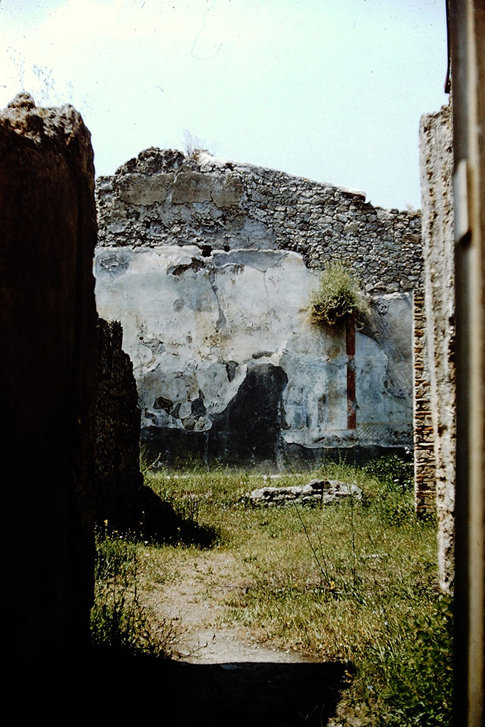 I.6.13 Pompeii. 1961. 
Looking north through tablinum towards rear garden wall with remnants of garden painting. Photo by Stanley A. Jashemski.
Source: The Wilhelmina and Stanley A. Jashemski archive in the University of Maryland Library, Special Collections (See collection page) and made available under the Creative Commons Attribution-Non Commercial License v.4. See Licence and use details.
J59f0133