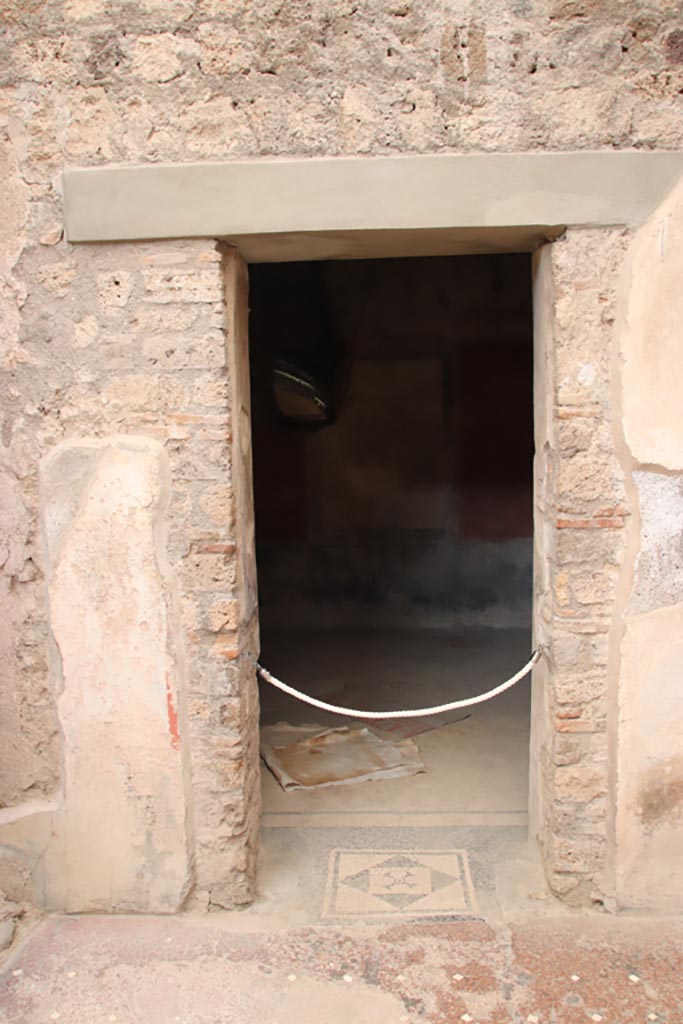 I.6.15 Pompeii. October 2023. 
Room 11, doorway with mosaic in threshold. Photo courtesy of Klaus Heese.