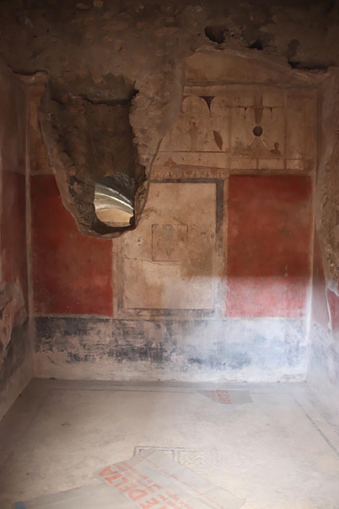 I.6.15 Pompeii. October 2023. 
Room 11, looking towards east wall from doorway. Photo courtesy of Klaus Heese.