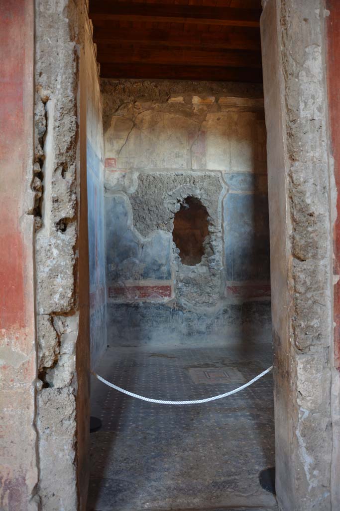 I.6.15 Pompeii. March 2019. 
Room 12, triclinium, looking north through doorway in north-east corner of atrium. 
Foto Annette Haug, ERC Grant 681269 DÉCOR