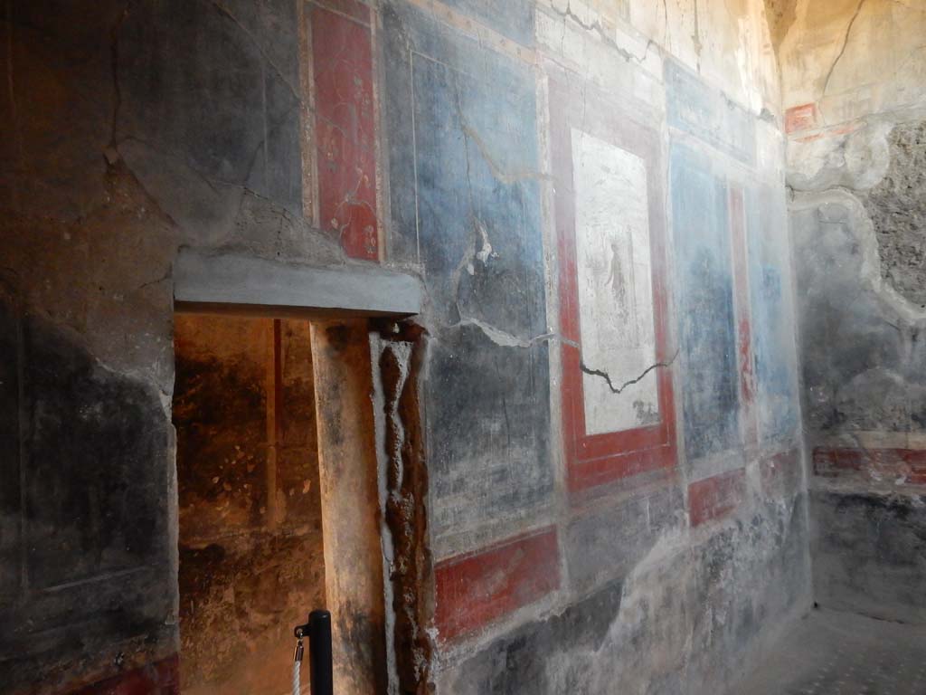 I.6.15 Pompeii. June 2019. Room 12, west wall, with doorway to corridor, room 7.
Photo courtesy of Buzz Ferebee.